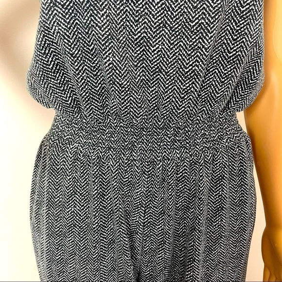 Vince Camuto Sleeveless Chevron Jumpsuit – Size Small - Picture 3 of 16